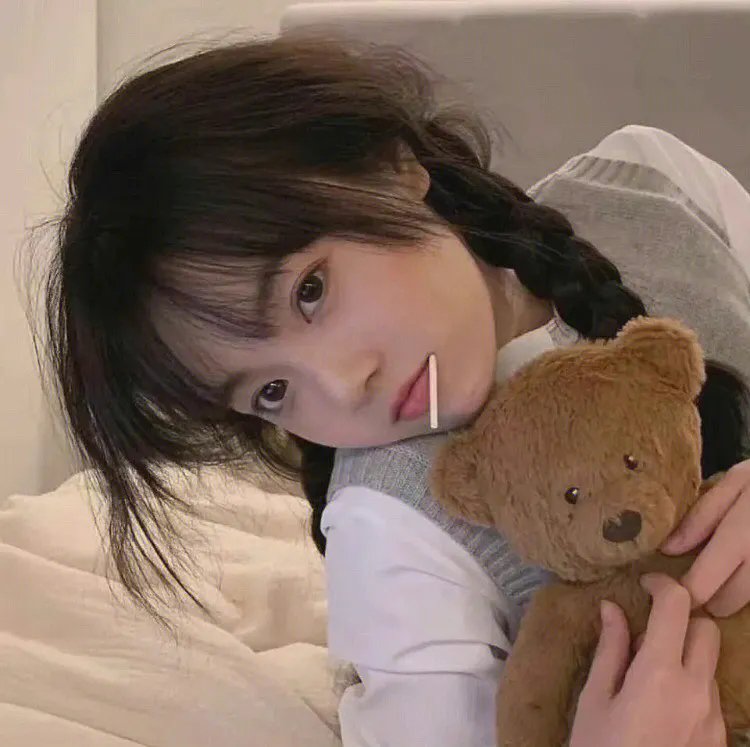 一匹马奔跑,一匹马跳跃